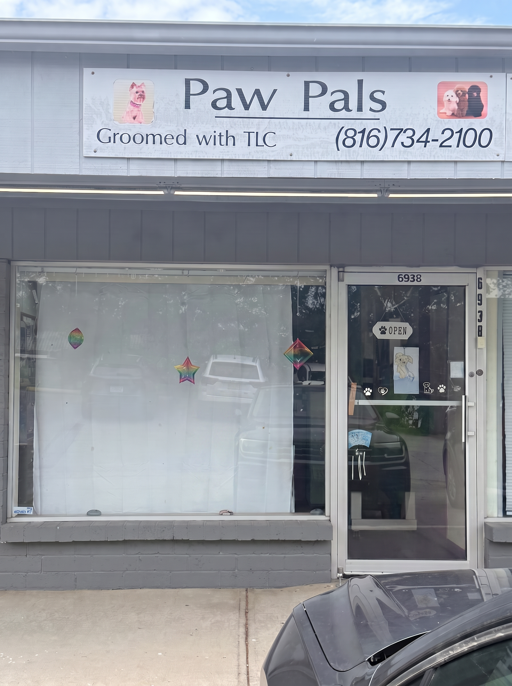 The Paw Pals storefront on N Oak Trafficway with its Groomed with TLC sign